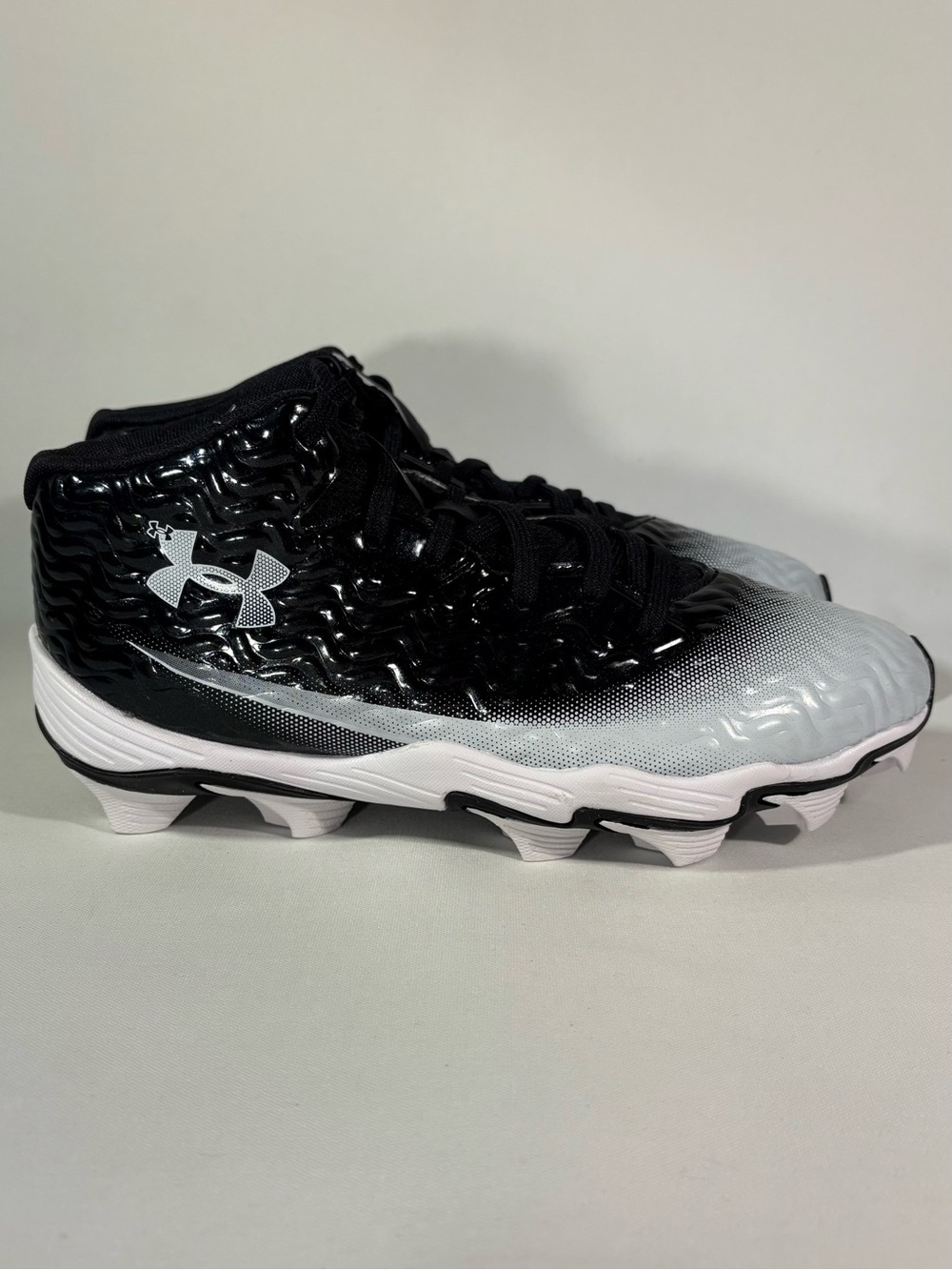 [BRAND NEW] UNDER ARMOUR SPOTLIGHT HAMMER BLACK WHITE GRADE SCHOOL SIZE 6Y CLEAT
